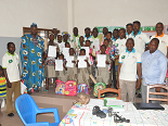 Remise de kits d'apprentissage aux enfants